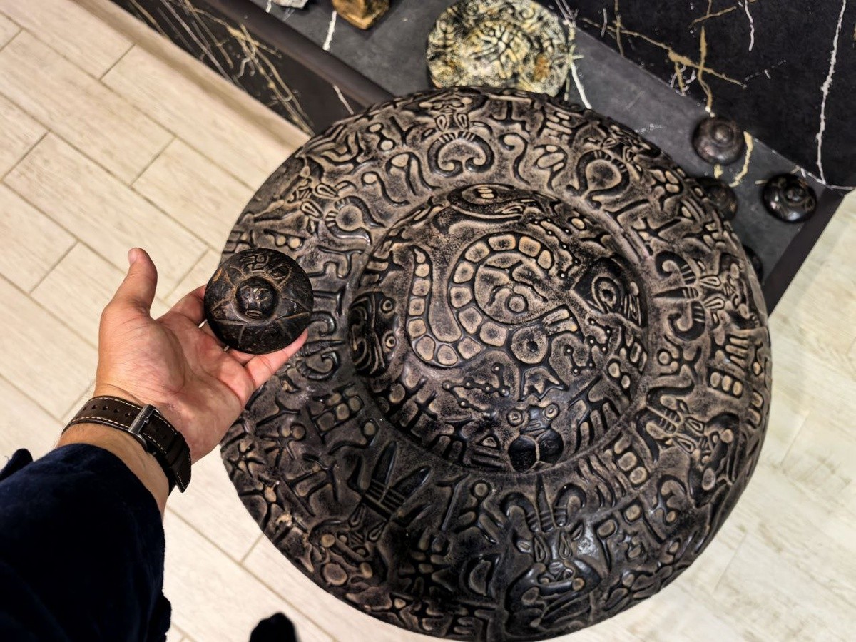 Некои истражувачи сметаат дека станува збор за древна керемида или керамогранит, а не природен камен