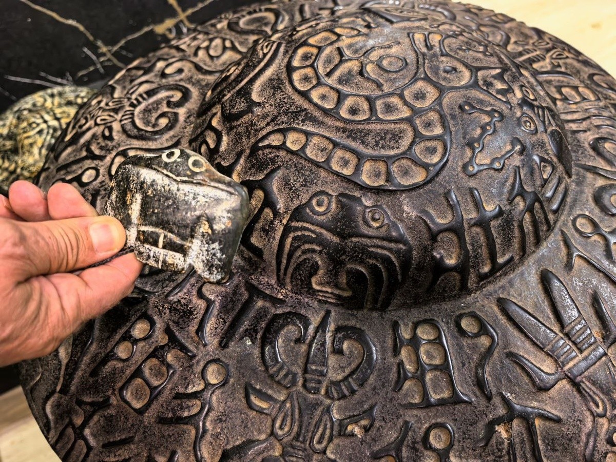 Дискот е обвиткан со симболи чие значење останува мистерија, дешифрирањето тек треба да се направи