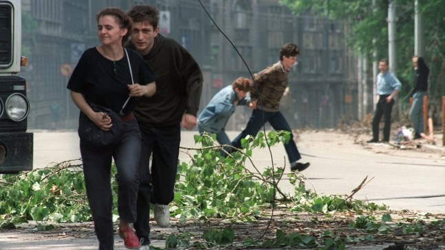 Босанците знаеле, а никој не слушал: Десетици странци доаѓале како „викенд војници“, вестите патувале само преку трачеви и странски новинари