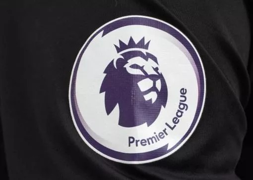 Cartão vermelho após cotovelada leva a expulsão confirmada pelo VAR