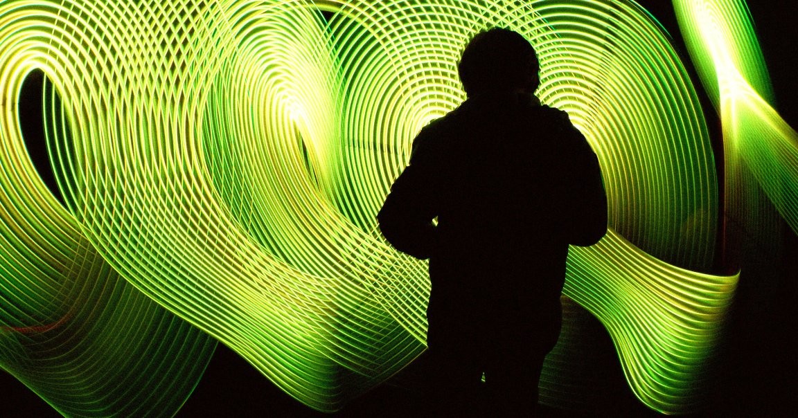 Светот забега: Луѓето имаат АИ „деца“ со своите АИ партнери, се заљубуваат и замислуваат бракови и бремености со виртуелни роботи