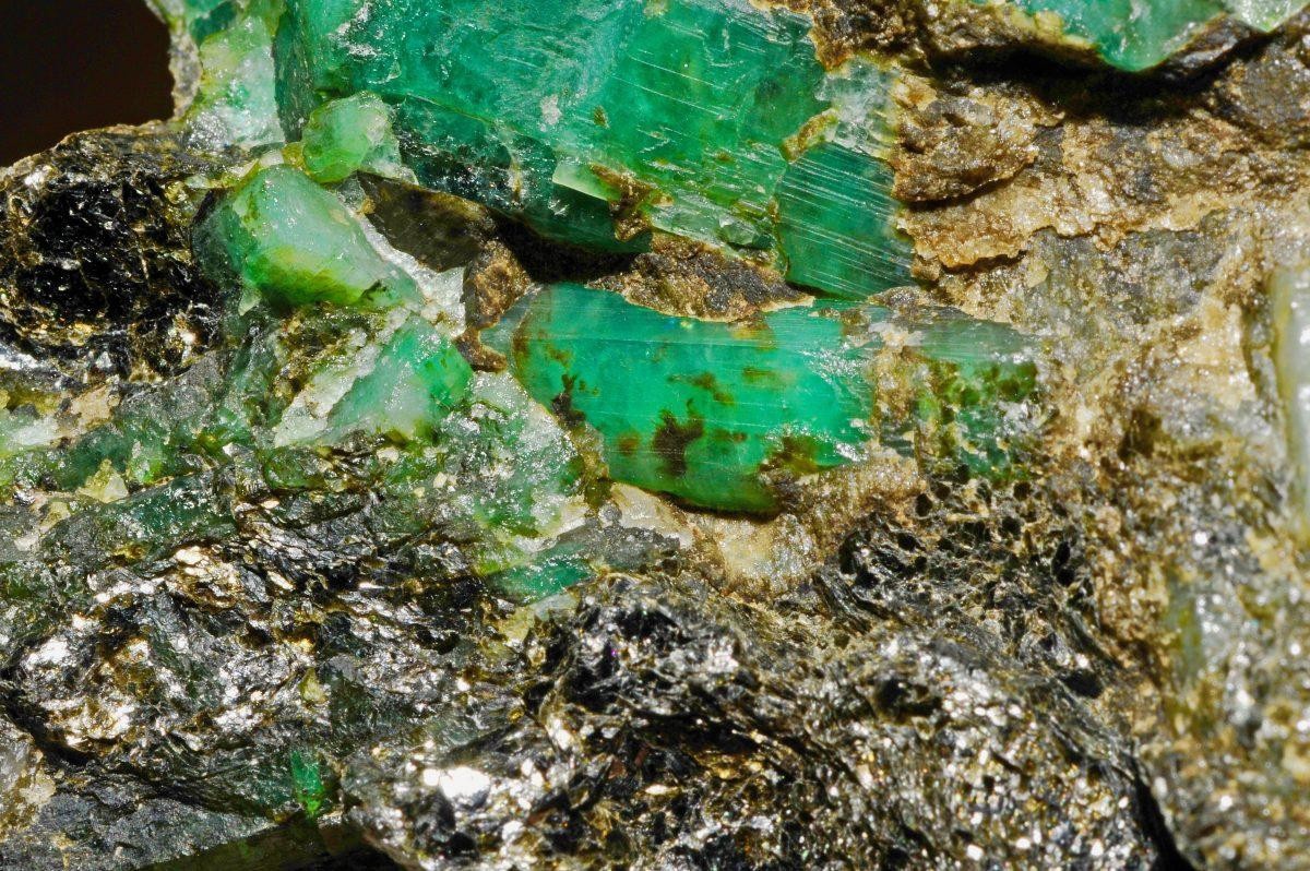 Esta piedra está maldita y llevó a una banda de ineptos hacia una esmeralda de mil millones de dólares