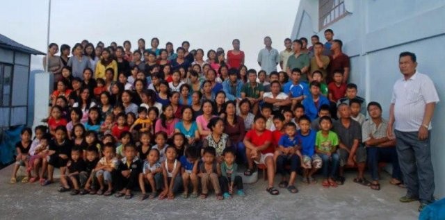 Indù diventa il capo della famiglia più grande del mondo con 39 mogli, 94 figli e 33 nipoti (4 foto)