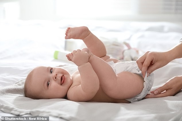 Des scientifiques woke affirment que les parents doivent demander le consentement des bébés avant de changer leurs couches