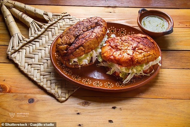 Памбасо – сендвичот со леб печен и пржен во сос од гваџиљо