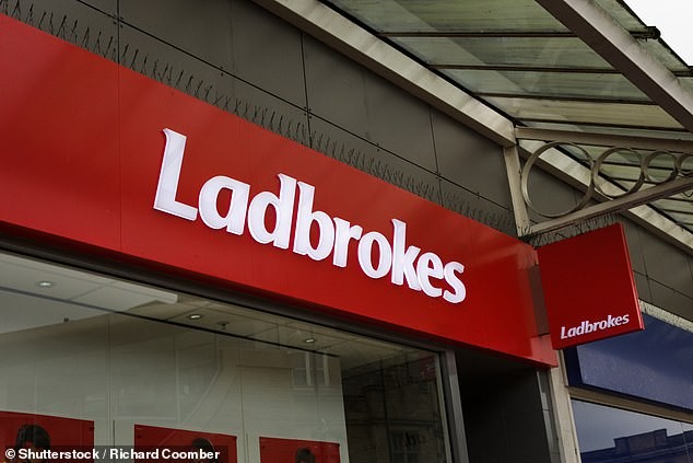 Стара историја на измами: Го викаат „Тиндлер Свиндлер“ – изнудил 160.000 долари и бил затворен, бегал поради долг кон бајкери