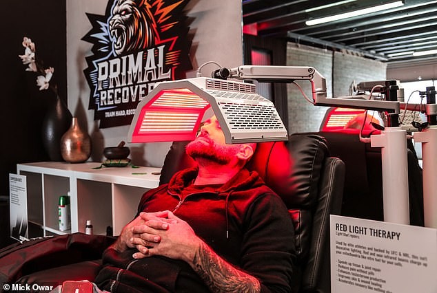 Џо Роган тврди дека со црвени светла и еден суплемент го подобрил својот вид и веќе не му требаат очила