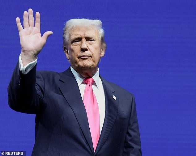 Trump ordena liberar todos os arquivos do Epstein em 30 dias e o pânico cresce diante de brechas chocantes