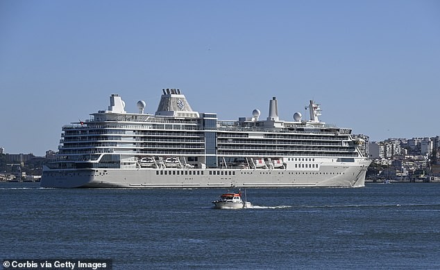 El Silver Ray una joya de lujo con 728 pasajeros y 1.700 obras de arte