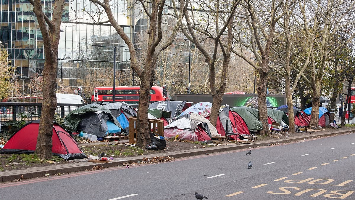 Prostitute, crack e senza fissa dimora tornare a Londra dopo un anno in campagna mostra i segni del collasso ovunque