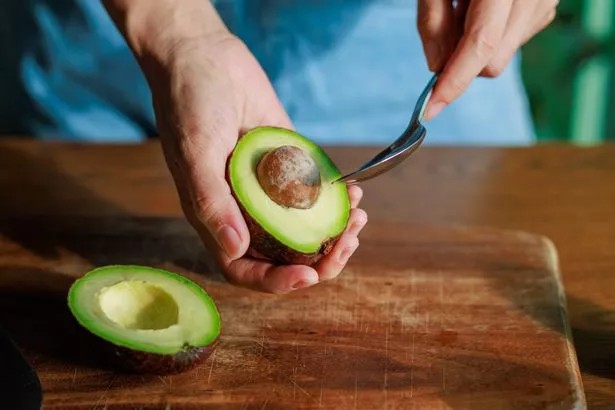 Il trucco geniale con l'avocado che cambia per sempre il modo in cui lo mangi