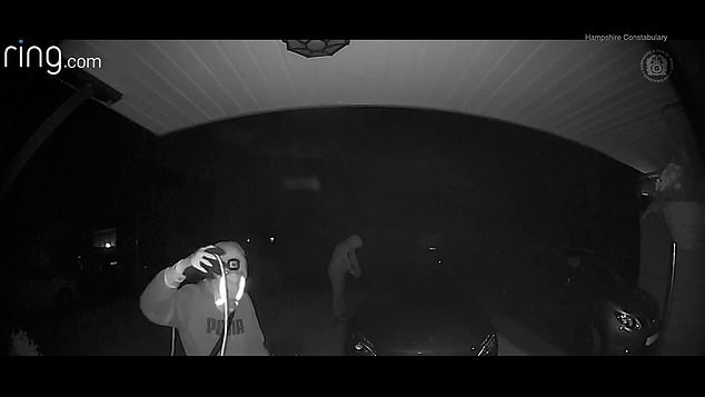 Снимка од банда како краде луксузни автомобили вредни над 2 милиони евра додека сопствениците спијат — полицијата ја откри арогантноста и методите на крадците