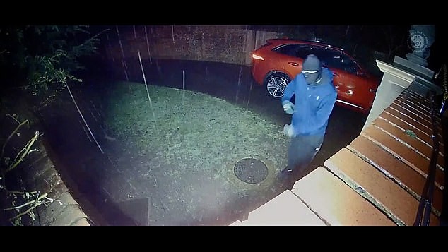 Бандата под водство на Берри, Крос и Падик ловела скапи модели, а потоа ги препраќала во тајна работилница каде биле расклопувани