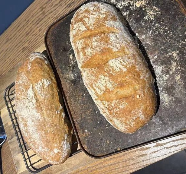 Pão sem sovar com apenas quatro ingredientes que vai aquecer o seu inverno