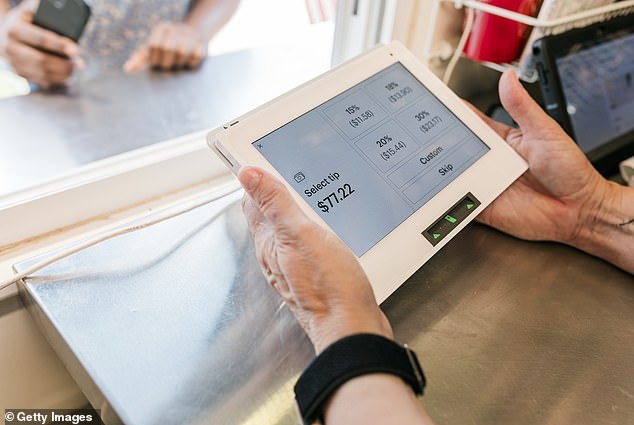 Масовното појавување на touch screen-уреди ги притиска гостите да изберат повисок бакшиш – дури 35% е стандардно понуден