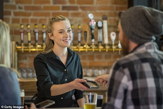 Јавни конфликти и ескалации: Снимка од келнерка што трча по гостин кој не оставил бакшиш го разгори гневот кај јавноста