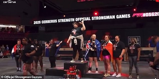 Видео со трофејот и реакцијата на Томпсон: „Ова е срамота, можеме ли да одиме?“