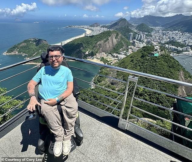 El hombre en silla de ruedas que ya visitó 55 países y todos los continentes revela cómo viaja por el mundo sin límites