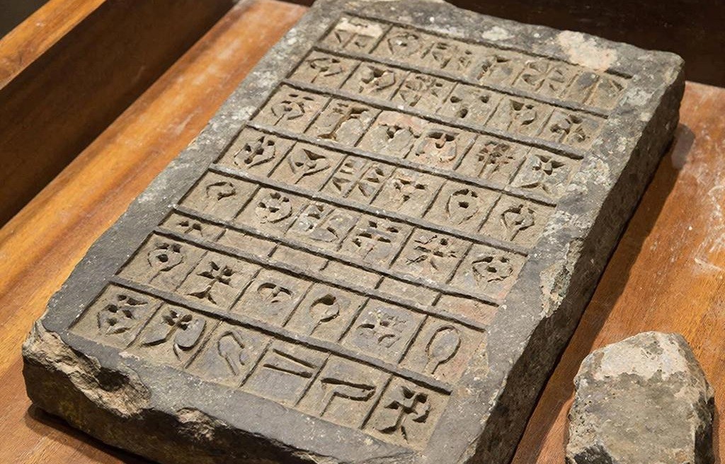 Des archéologues découvrent une tablette ancienne écrite dans un langage inconnu et qui pourrait réécrire l’histoire