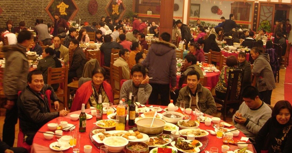 Жена од Џеџијанг донела 23 роднини на состанок на слепо, сакајќи мажот да ја плати сметката од од 2600 евра, но тој имал друг план