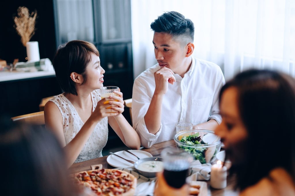 Слеп состанок организиран од 9 стројници, Хуанг се жени истиот ден