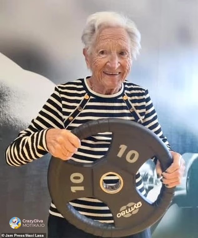 Ињакси почна да оди во теретана на 94 години, вежба со тегови по два часа секое утро и не се откажува ниту во зима