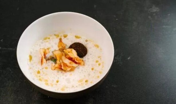 Sopa de alcachofra com toque Michelin usa ingrediente improvável para intensificar o sabor