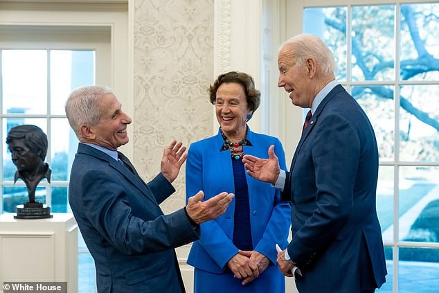 Fauci, pardonné par autopen, devient cible d'un mouvement conservateur