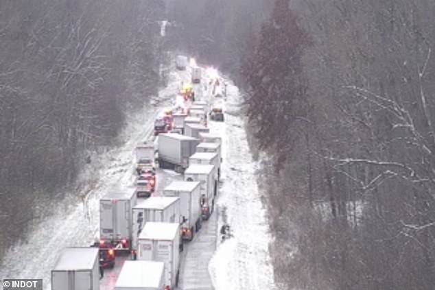 Como ocorreu o engavetamento de 45 veículos na I-70 durante a nevasca