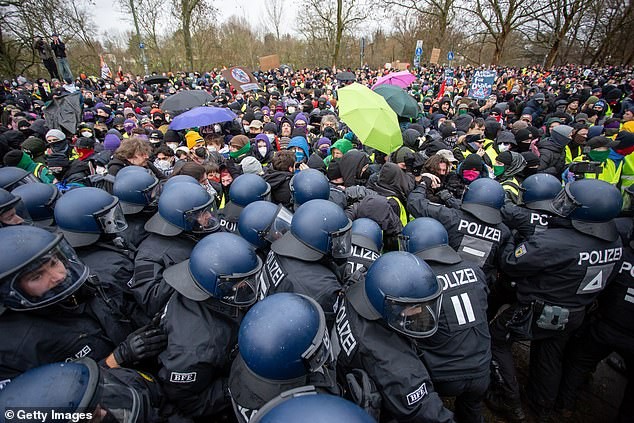 AfD lança Generation Germany em Giessen enquanto milhares de manifestantes chegam à cidade