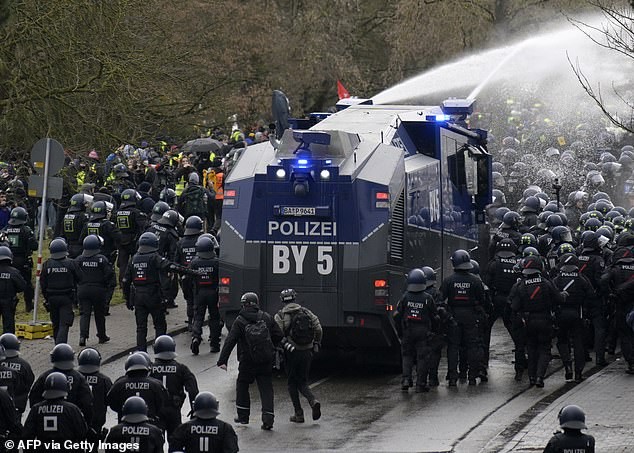 Confrontos com a polícia aumentam o tom de protesto