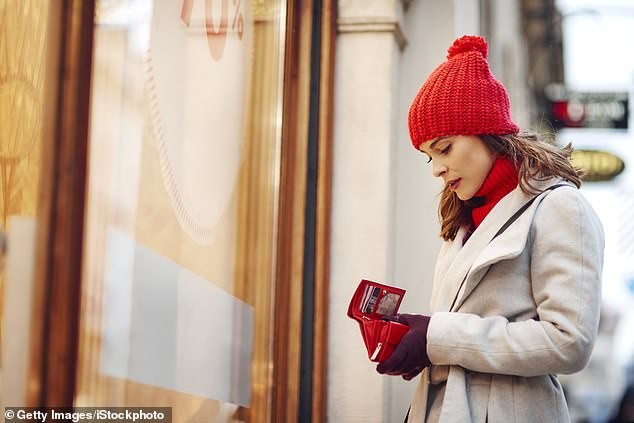 Маж ми заработува 13.750 евра месечно, но немаме заедничка сметка, а јас тонaм во долгови бидејќи сама плаќам за децата и ништо не му е битно