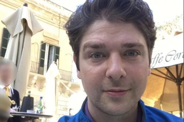 На 16 години работел во кујна за минимална плата, веднаш по средно завршува на градилиште