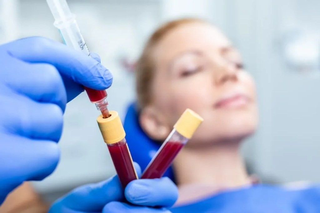 La mascarilla menstrual se apoya en aplicar sangre menstrual en la piel para un brillo supuestamente milagroso