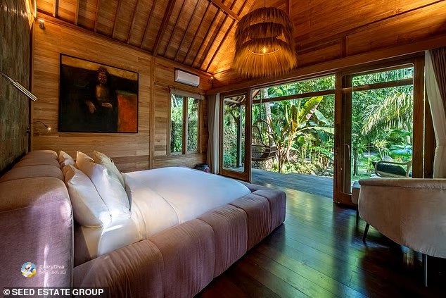 Скриени зони, џунгла теретана, градина со зеленчук, соба за игри и златен трон