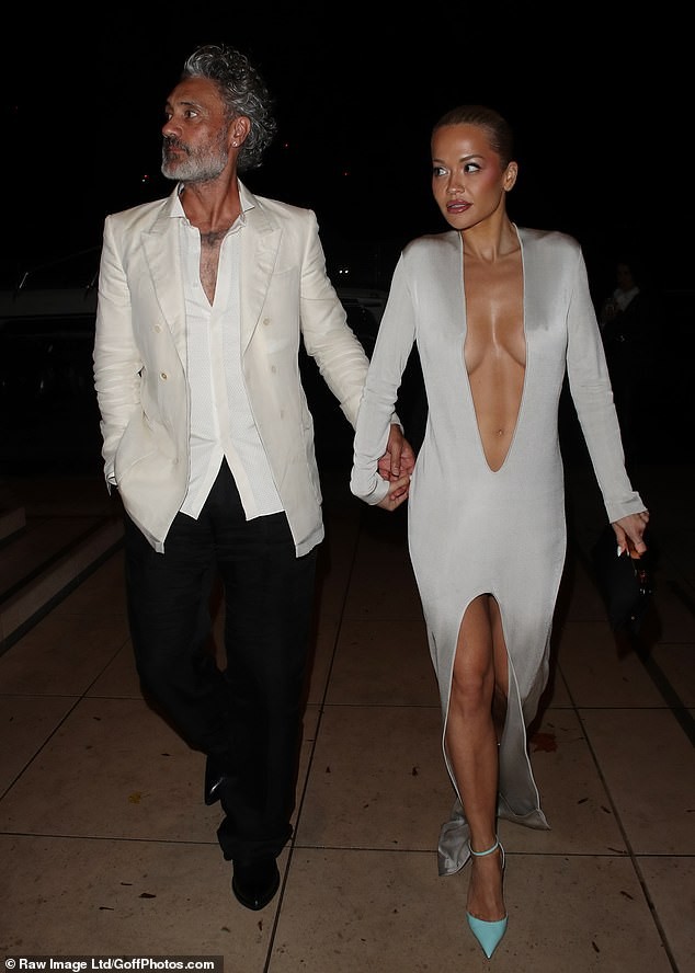 Вистински спектакл на Fashion Awards 2025: Рита Ора и сопругот Таика Ваитити се појавија држејќи се за рака на афтерпартито по Fashion Awards, каде присуствуваше и FKA twigs без градник во провидна тоалета