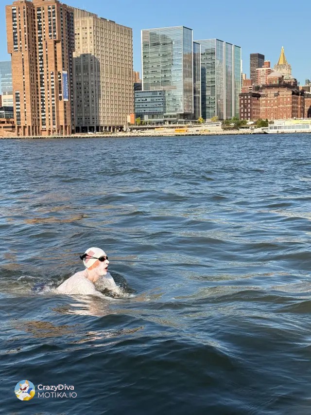 Моро руши два Гинисови рекорди пливајќи во лисици и стана првиот човек кој го заобиколи Менхетн во синџири