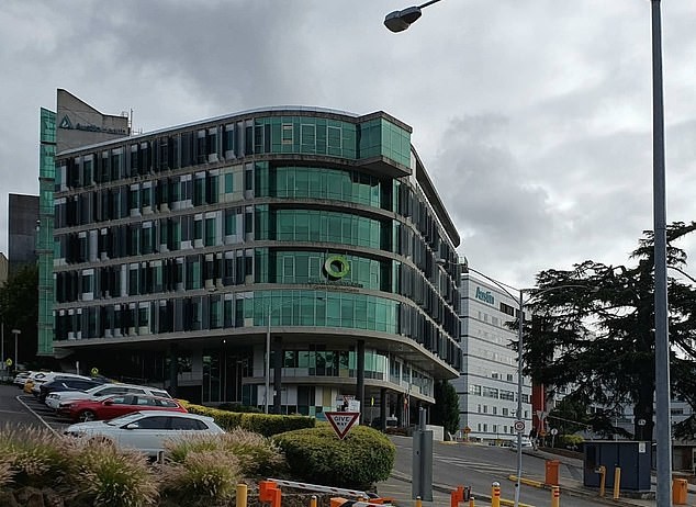 Полицијата тврди: Телефоните биле сокриени во торбички закачени зад вратите на тоалетите за повеќечасовна снимка