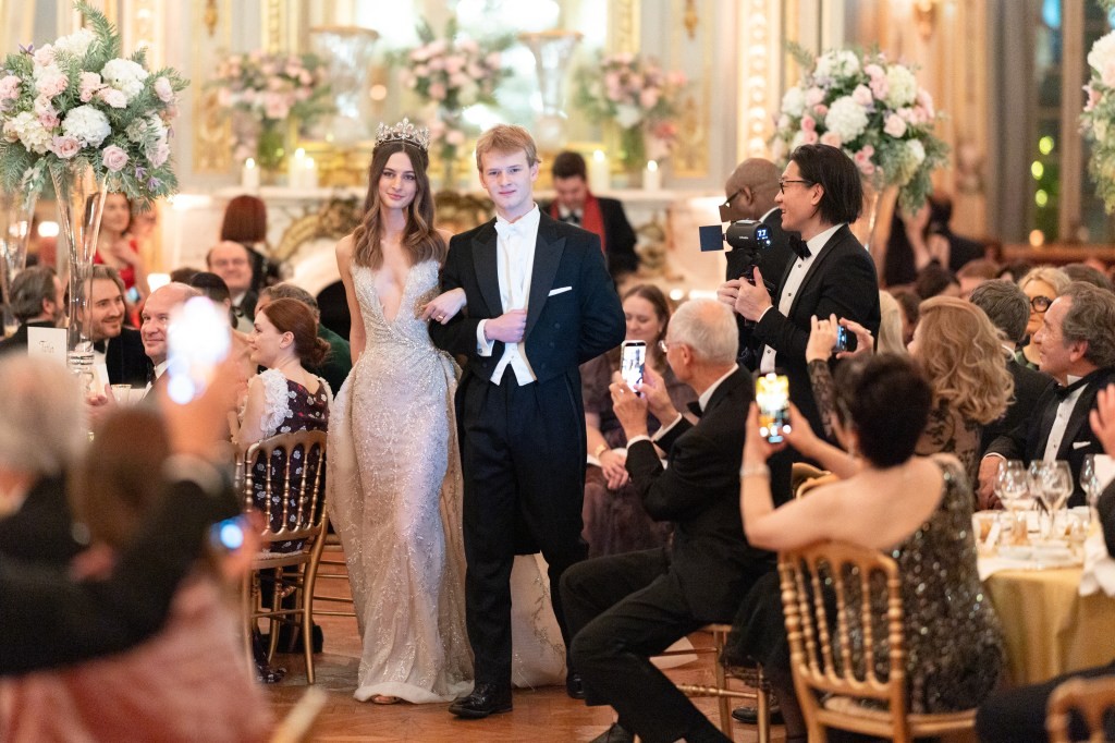 Le Bal revelado Nepo babies da elite ditam o ritmo do baile de debutantes mais luxuoso do mundo