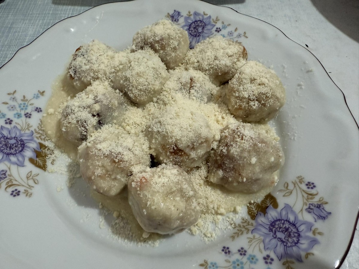 Вкусен и брз ручек за целото семејство – Пилешки топчиња во бел сос