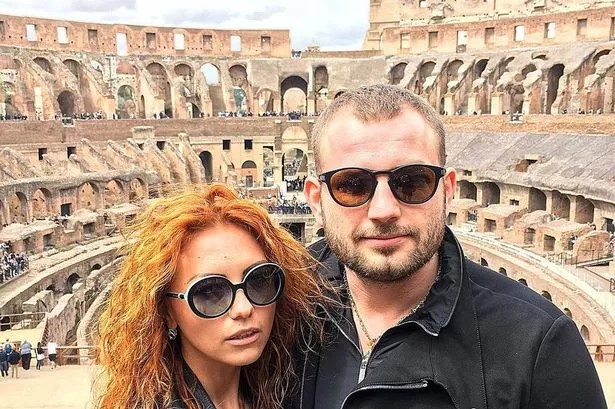 Измамник со криптовалути и неговата сопруга сурово убиени, запечатени во бетон и закопани во пустина – мистеријата која го шокираше светот