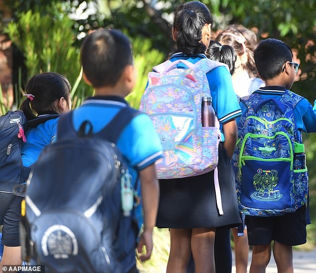 Револтирани родители во Мелбурн: Протестираат против укинување на машки и женски тоалети во основно училиште за деца од 6 години