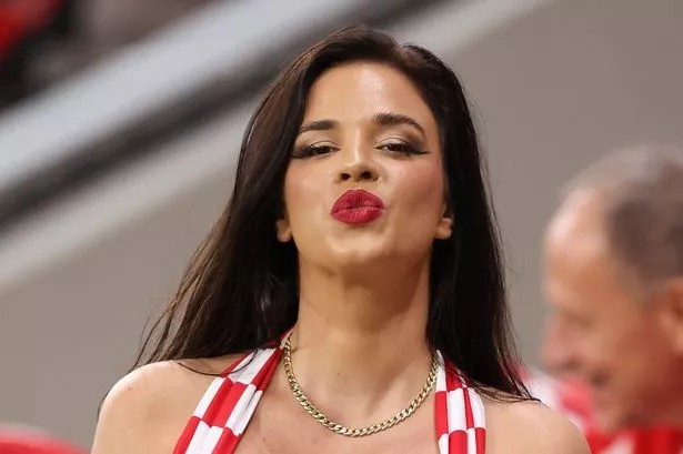 Ivana Knoll la regina degli outfit audaci che conquista i Mondiali