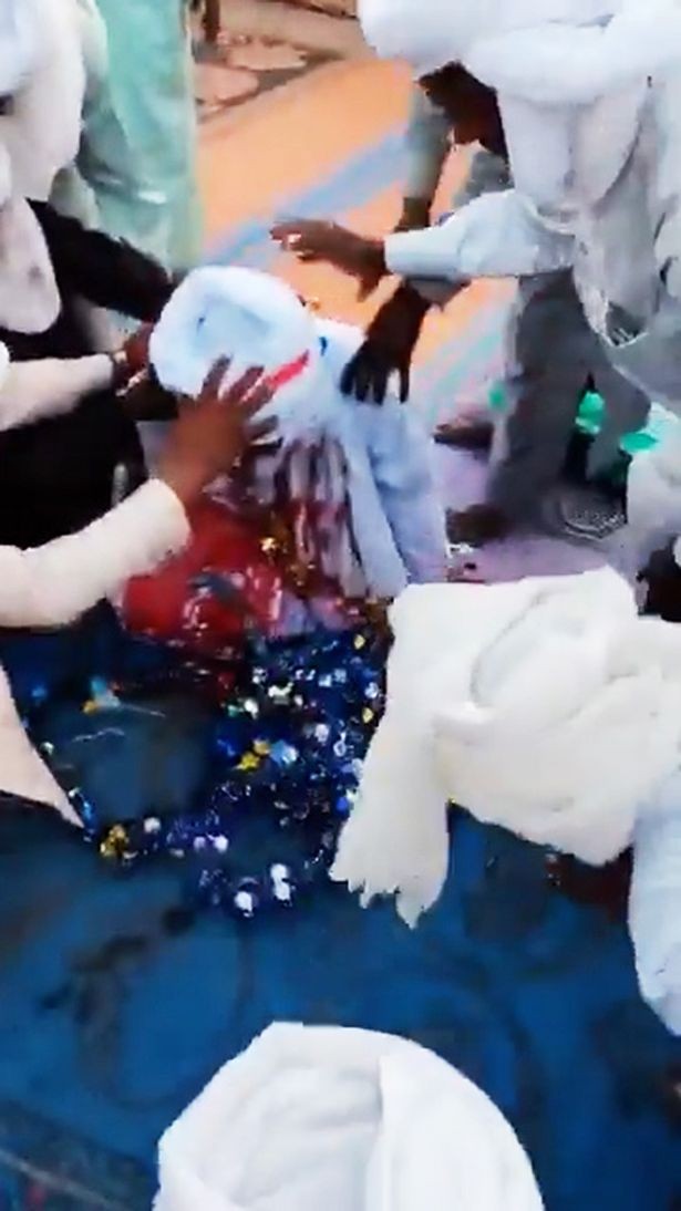 Dettaglio dell'incidente: l'ospite arriva in moto e spara in aria durante i festeggiamenti nel villaggio di Amdirib