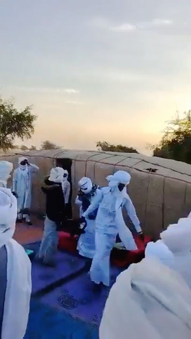 Le marié touché à la poitrine et les secours tentent de le sauver