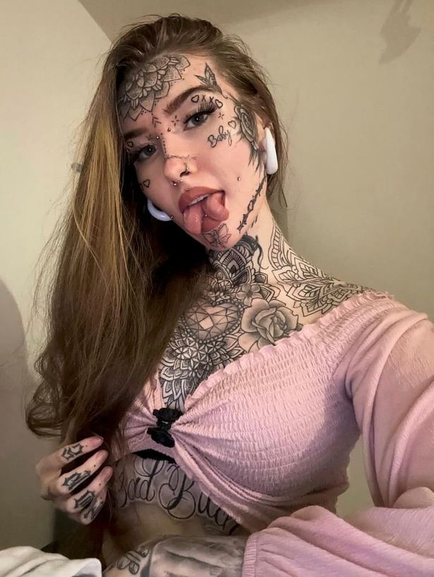 Lucy Krasota gastou £35.000 em tatuagens e modificações, incluindo 50 tatuagens e língua dividida ao meio