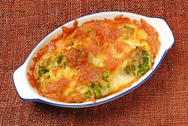 Macarrones con queso más sanos y crujientes al cambiar la pasta por brócoli