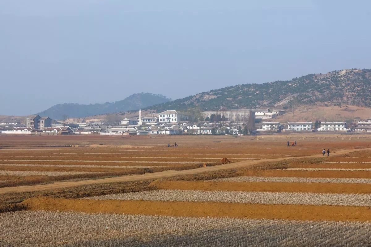 As vilas ideais da Coreia do Norte propaganda brilhante por fora, vazias por dentro