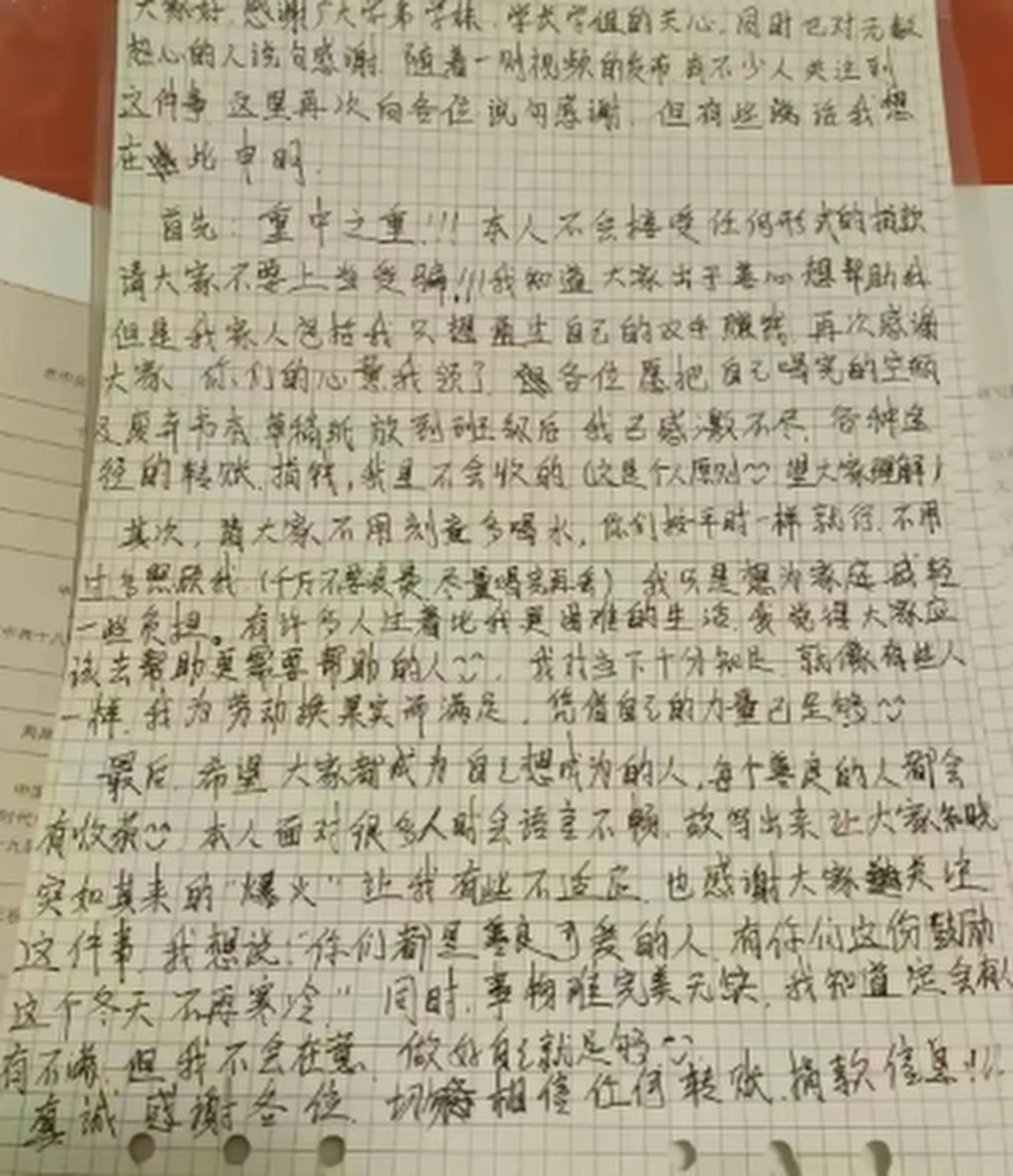 Appello su lavagna scritto da uno studente di seconda media della No 5 Middle School a Huainan