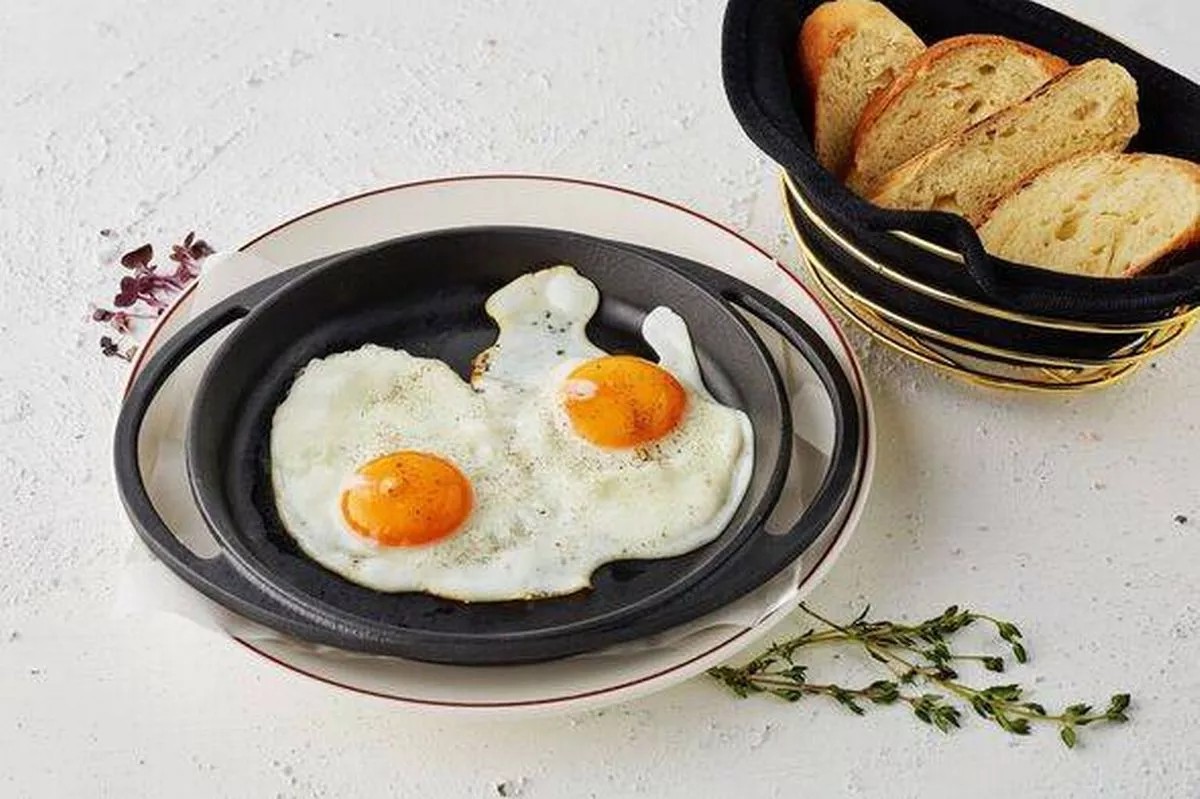 Fried eggs ready in 60 seconds with a chef’s no-pan microwave trick